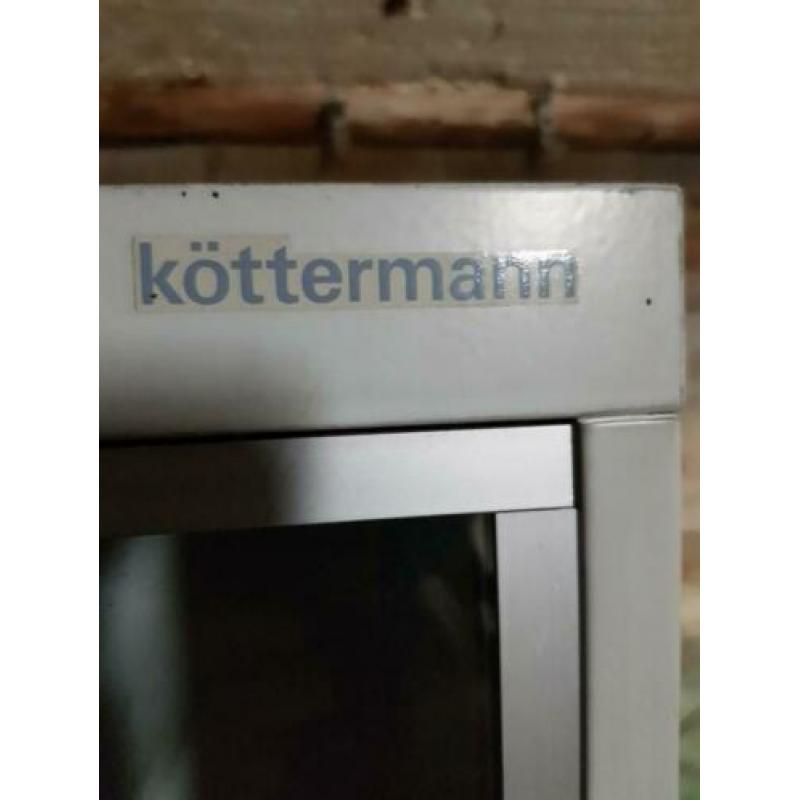 Stalen vitrine kast ,bekent merk