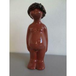 Apart keramiek beeld jongen gemerkt. Hoogte 25 cm