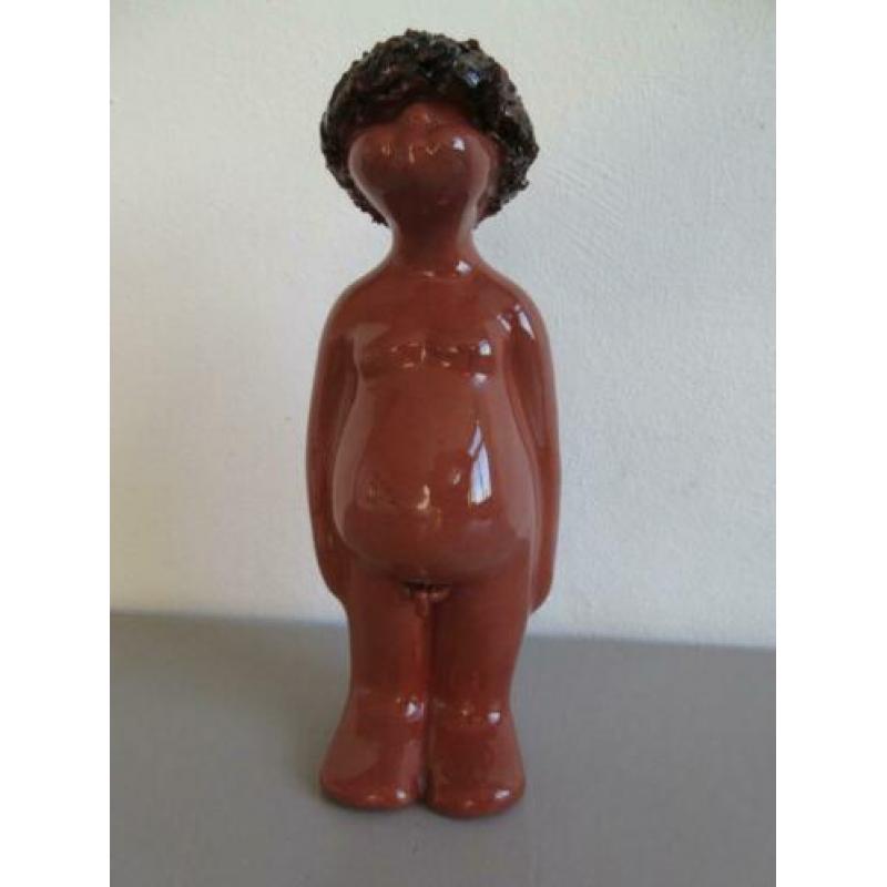 Apart keramiek beeld jongen gemerkt. Hoogte 25 cm