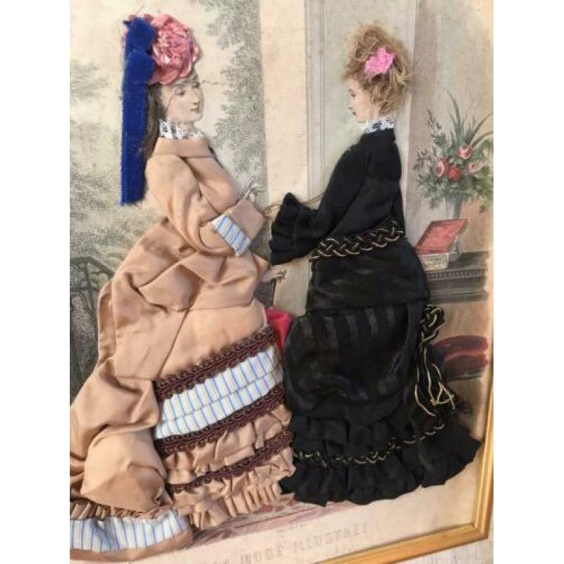 Oude brocante lijst met romantisch tafereel vrouwen