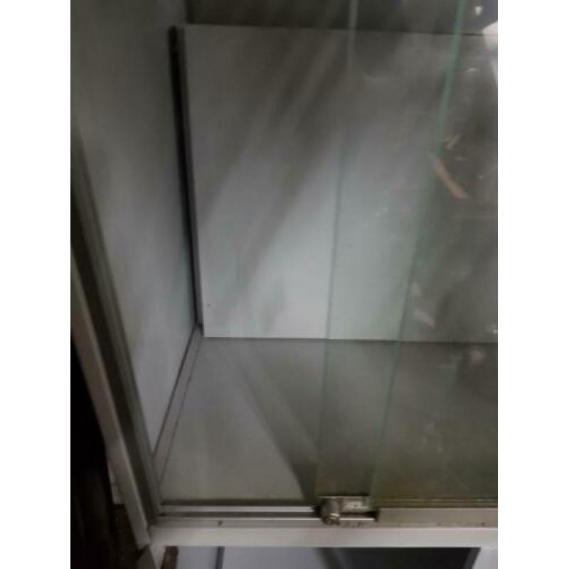 Stalen vitrine kast ,bekent merk