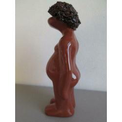 Apart keramiek beeld jongen gemerkt. Hoogte 25 cm