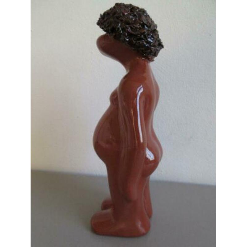 Apart keramiek beeld jongen gemerkt. Hoogte 25 cm