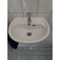 Fontein toilet (wit) wastafel inclusief kraan 35cm x 32cm)