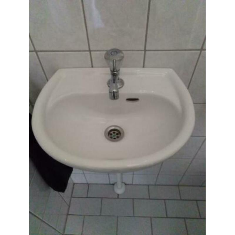 Fontein toilet (wit) wastafel inclusief kraan 35cm x 32cm)
