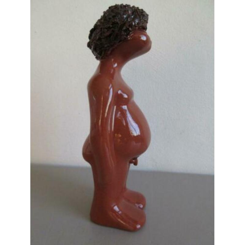 Apart keramiek beeld jongen gemerkt. Hoogte 25 cm