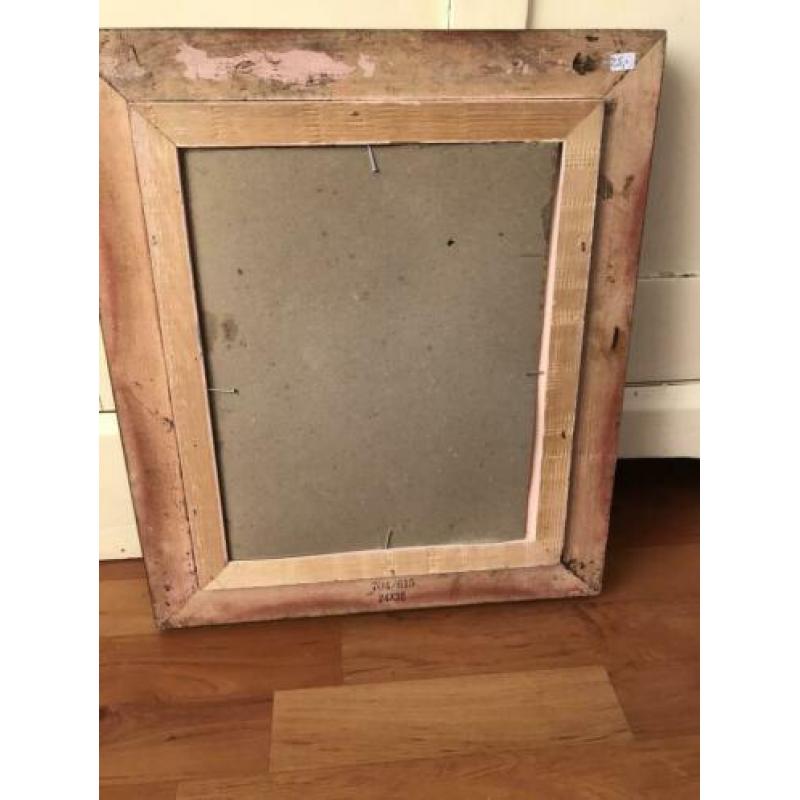 Oude brocante lijst met romantisch tafereel vrouwen