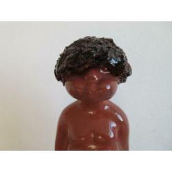 Apart keramiek beeld jongen gemerkt. Hoogte 25 cm