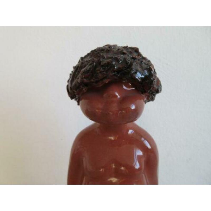 Apart keramiek beeld jongen gemerkt. Hoogte 25 cm