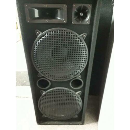 dj set met versterker en speakers
