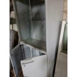 Stalen vitrine kast ,bekent merk