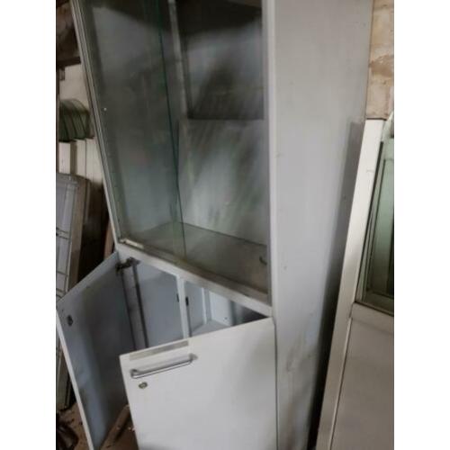 Stalen vitrine kast ,bekent merk