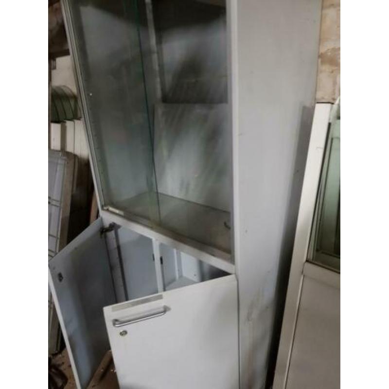 Stalen vitrine kast ,bekent merk