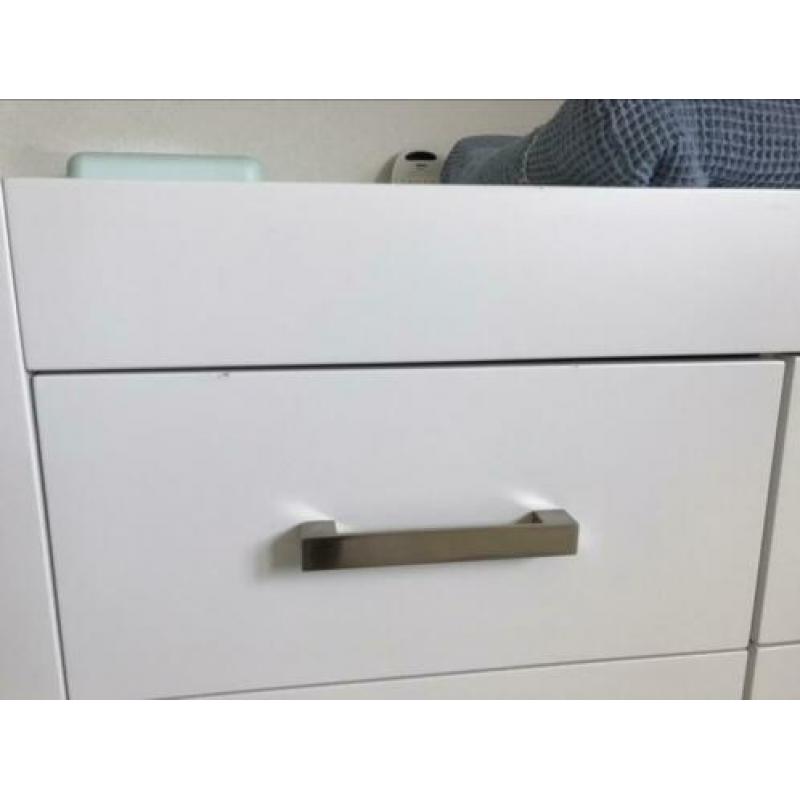 Mooie babykamer van TWF: ledikant, commode, kast, wandplank