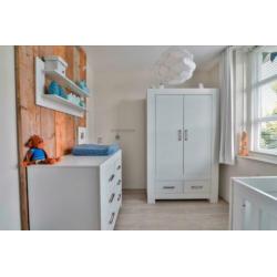 Mooie babykamer van TWF: ledikant, commode, kast, wandplank