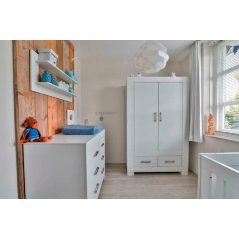 Mooie babykamer van TWF: ledikant, commode, kast, wandplank