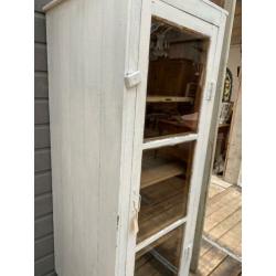 Oude witte vitrinekast / vitrine