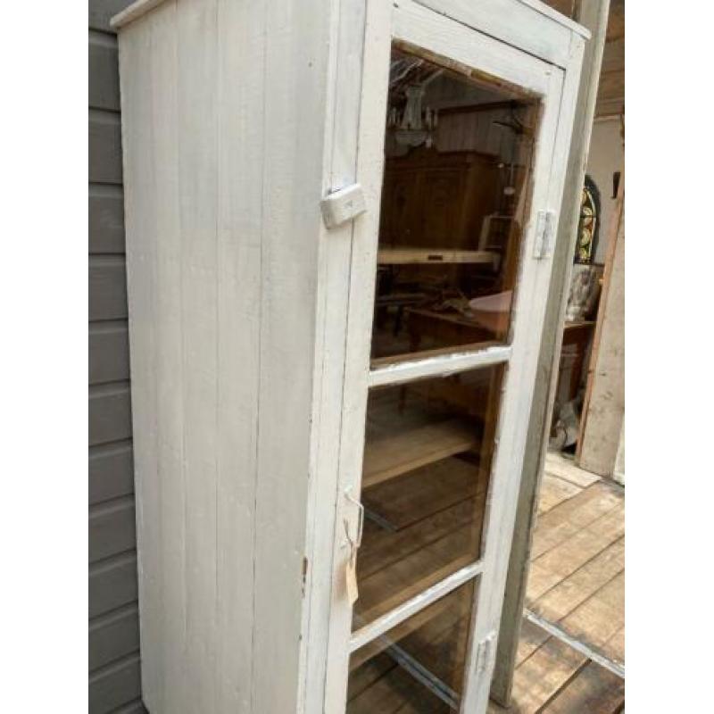 Oude witte vitrinekast / vitrine