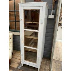 Oude witte vitrinekast / vitrine