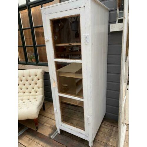 Oude witte vitrinekast / vitrine