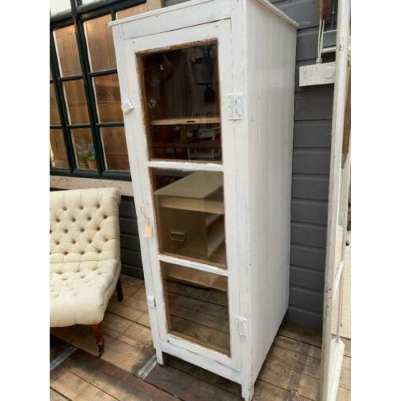 Oude witte vitrinekast / vitrine