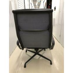 Eames lounge chair EA 222 en EA 223 Hocker