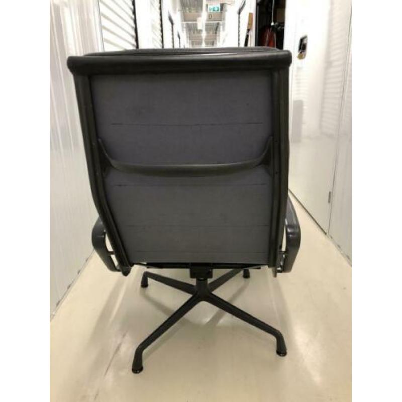 Eames lounge chair EA 222 en EA 223 Hocker