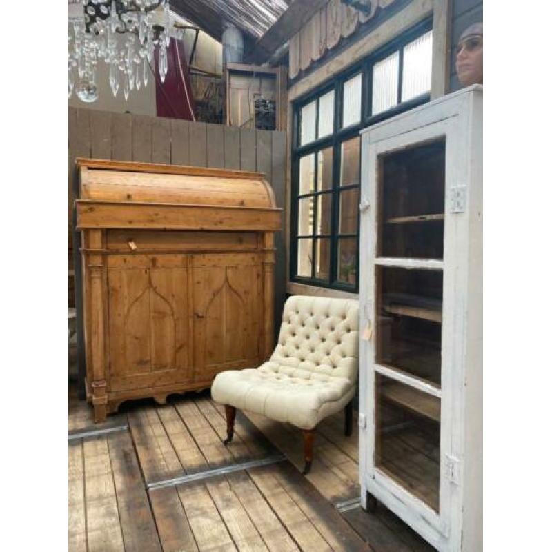 Oude witte vitrinekast / vitrine