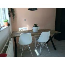 Robuust eetkamertafel steigerhout. Metalen onderstel