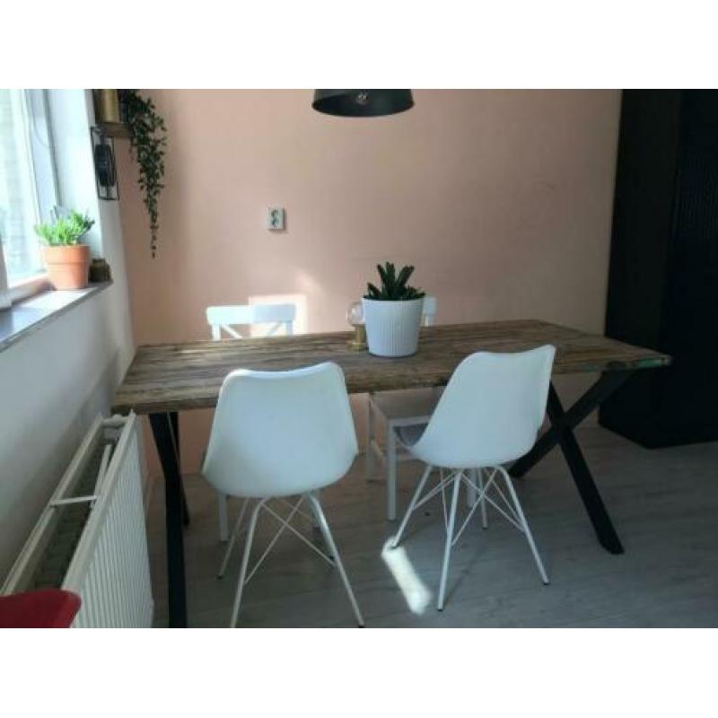 Robuust eetkamertafel steigerhout. Metalen onderstel