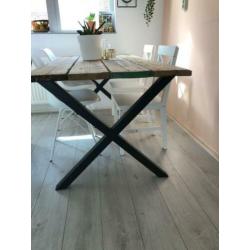 Robuust eetkamertafel steigerhout. Metalen onderstel