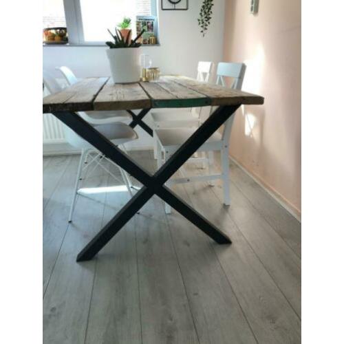 Robuust eetkamertafel steigerhout. Metalen onderstel