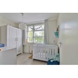 Mooie babykamer van TWF: ledikant, commode, kast, wandplank