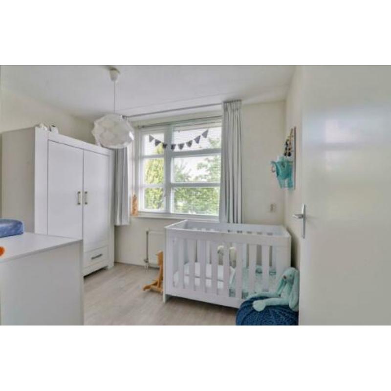 Mooie babykamer van TWF: ledikant, commode, kast, wandplank