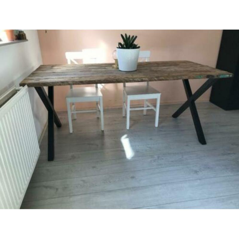 Robuust eetkamertafel steigerhout. Metalen onderstel