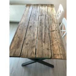 Robuust eetkamertafel steigerhout. Metalen onderstel