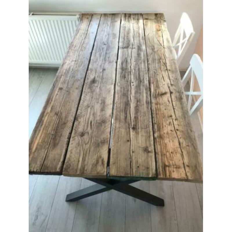 Robuust eetkamertafel steigerhout. Metalen onderstel
