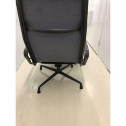 Eames lounge chair EA 222 en EA 223 Hocker