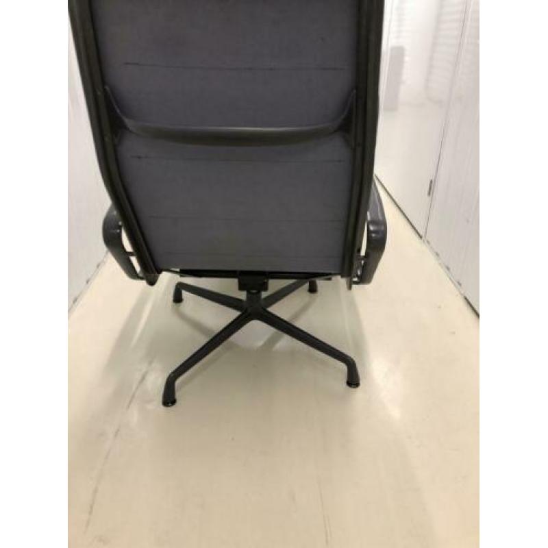 Eames lounge chair EA 222 en EA 223 Hocker