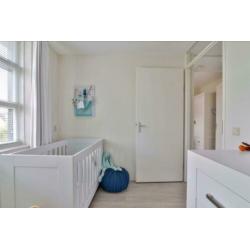 Mooie babykamer van TWF: ledikant, commode, kast, wandplank