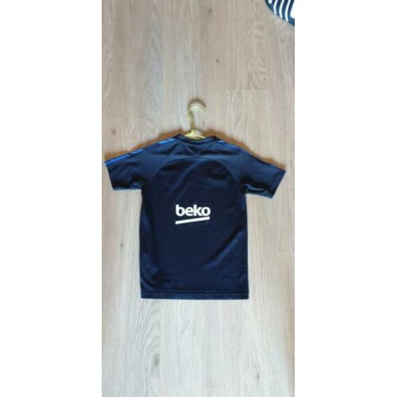 Twee mooie Fc Barcelona kinder voetbalshirts maat 128/137.