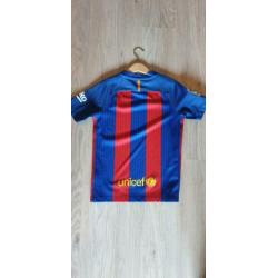 Twee mooie Fc Barcelona kinder voetbalshirts maat 128/137.