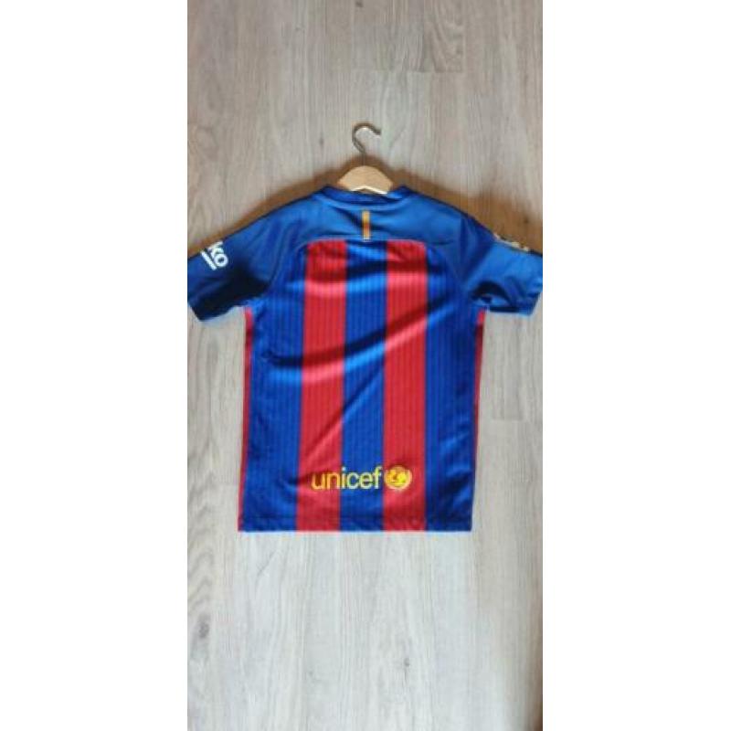 Twee mooie Fc Barcelona kinder voetbalshirts maat 128/137.