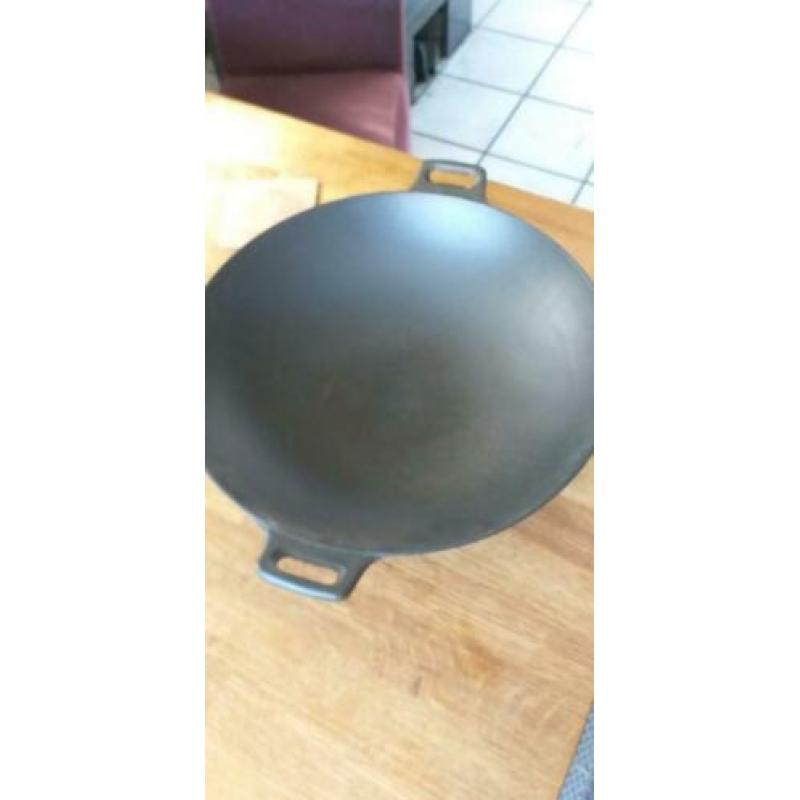 Zware Gietijzeren wok. 36cm doorsnee