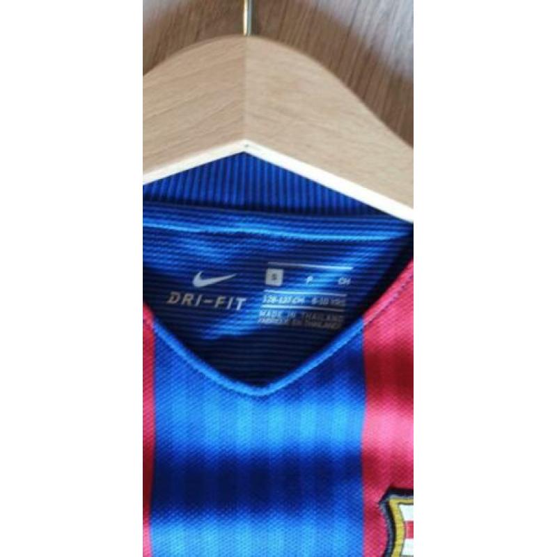 Twee mooie Fc Barcelona kinder voetbalshirts maat 128/137.