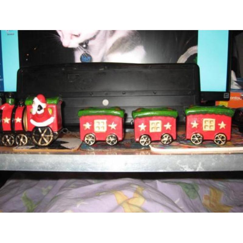 keramiek kersttreintje met 3 wagonnetjes voor waxinelichtjes