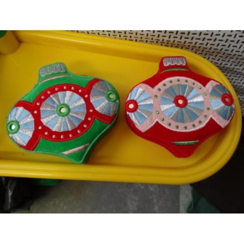 2 kerstdoosjes in de vorm van een kerstbal