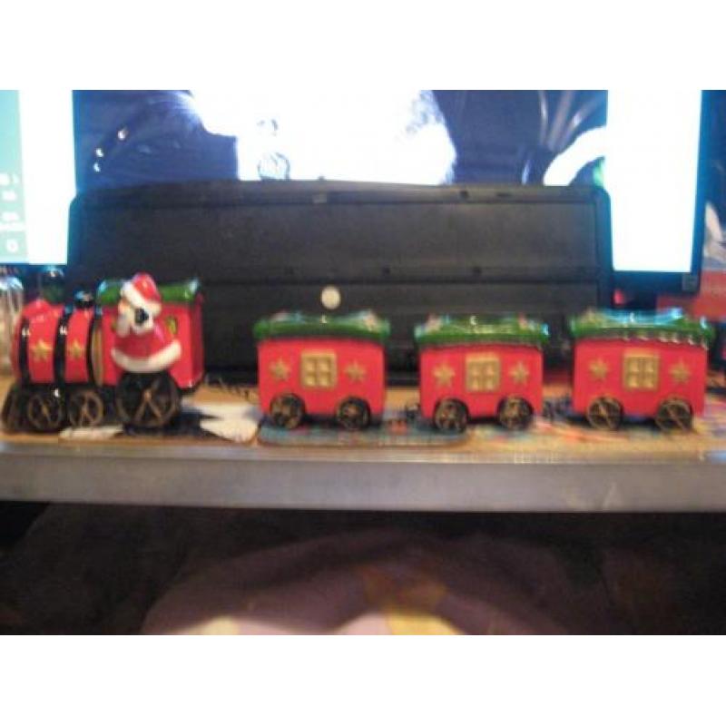 keramiek kersttreintje met 3 wagonnetjes voor waxinelichtjes