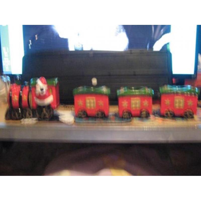 keramiek kersttreintje met 3 wagonnetjes voor waxinelichtjes