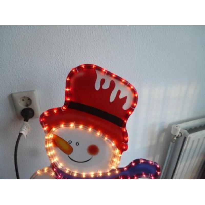 Sneeuwpop met verlichting